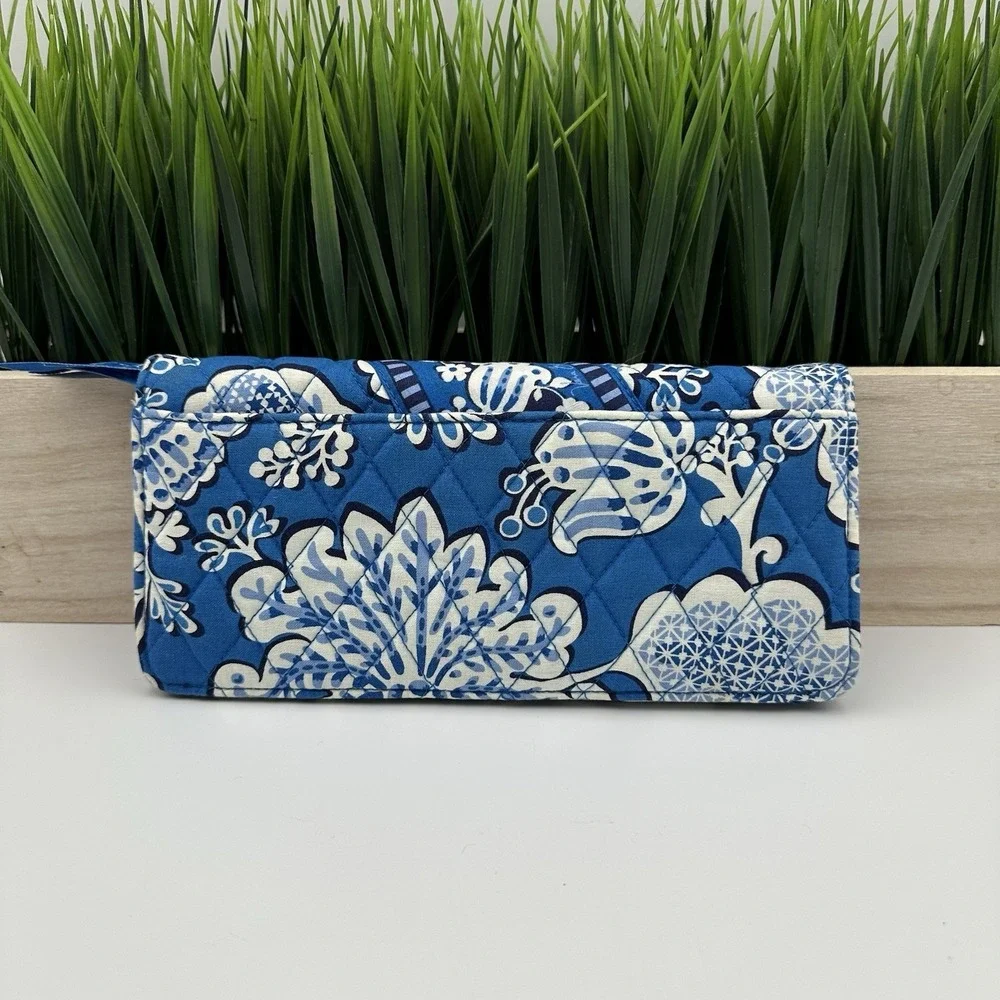 Vera Bradley Blue Lagoon Magnetic Travel Wallet Passport Boarding Pass‎